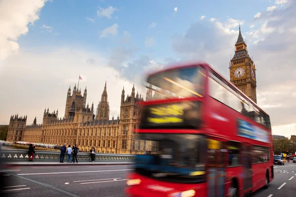 Londra, Regno Unito. Autobus rosso in movimento e Big Ben — Foto Stock