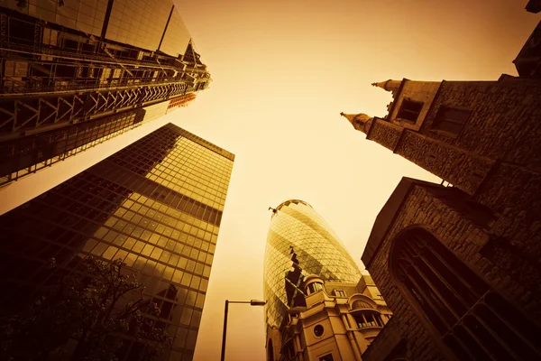 Arquitectura empresarial, rascacielos en Londres, Reino Unido. Tinte dorado — Foto de Stock