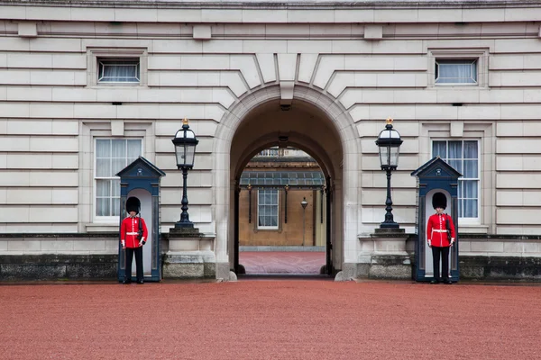 LONDON - MAY 17: British Royal guards guard the entrance to Buckingham Palace on May 17, 2013 — Stock Photo, Image