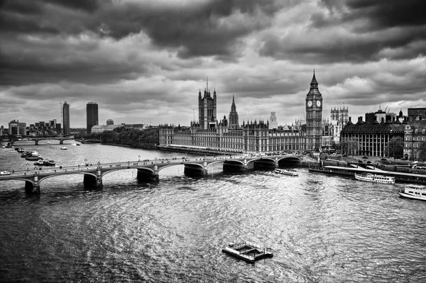 London, Egyesült Királyság. Big Ben, a Palace of Westminster, fekete-fehér — Stock Fotó