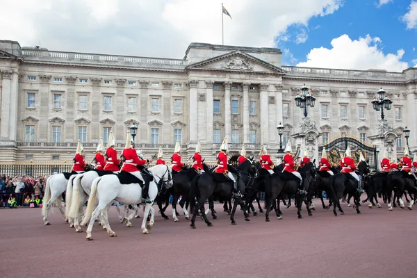 Londýn - 17. května: Britské královské stráže, jízdu na koni a provádět střídání stráží v Buckinghamském paláci — Stock fotografie