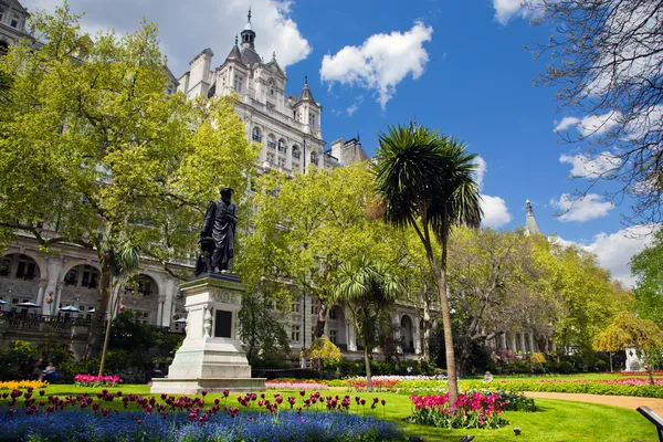 Victoria embankment gardens in Londen, het Verenigd Koninkrijk — Stockfoto