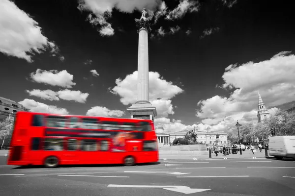 Trafalgarské náměstí v Londýně, ve Velké Británii. červený autobus, černé a bílé — Stock fotografie