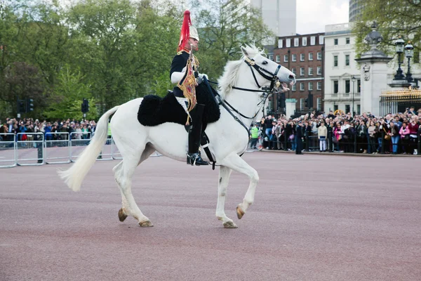 LONDRA - 17 MAGGIO: le guardie reali britanniche marciano ed eseguono il Cambio della Guardia a Buckingham Palace — Foto Stock