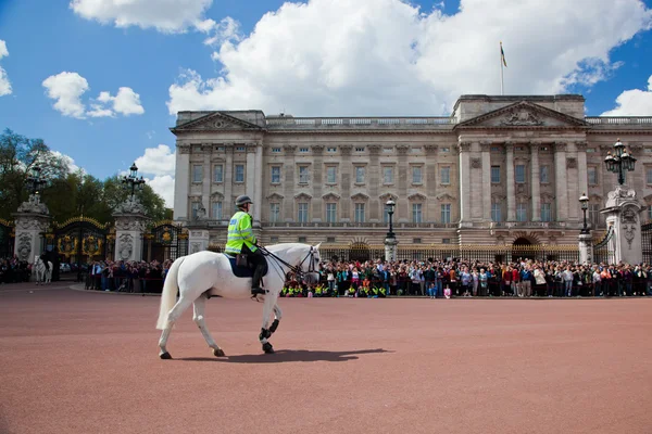 London - május 17-én: Brit Királyi őrök, lovaglás a ló, és végre az őrségváltás a Buckingham-palota — Stock Fotó