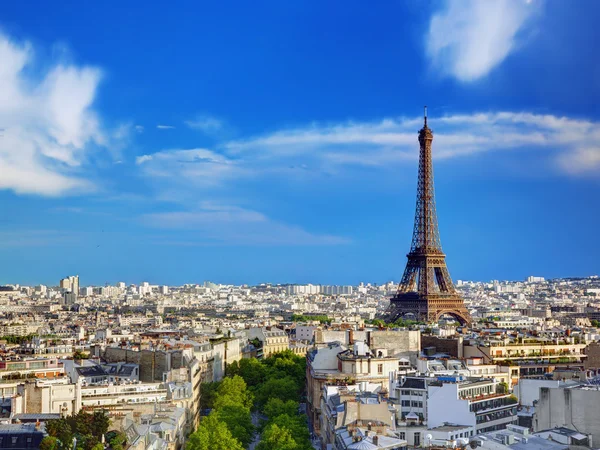 Эйфелева башня и крыши Парижа — стоковое фото
