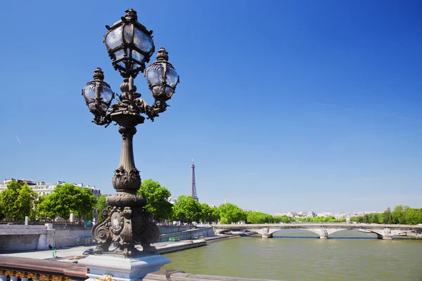 Gatan lykta på alexandre iii bron mot Eiffeltornet — Stockfoto