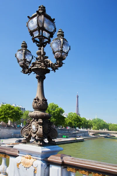 Lanterna de rua na Ponte Alexandre III contra a Torre Eiffel — Fotografia de Stock