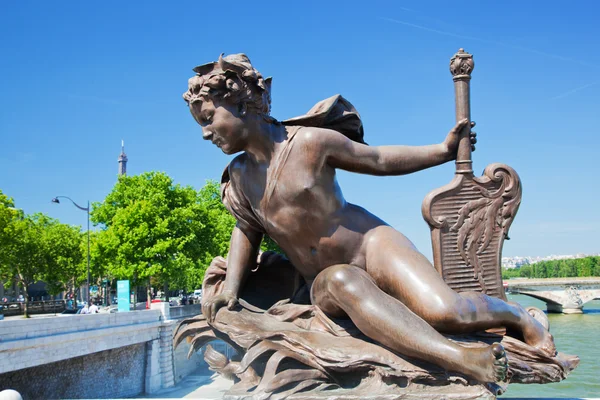 Escultura decorando el puente de Alejandro III en París . —  Fotos de Stock