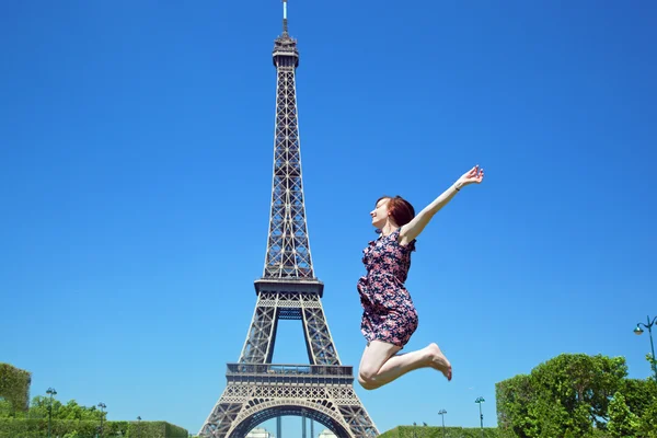 Eiffelova věž, Paříž. Jumping šťastný usmívající se žena — Stock fotografie