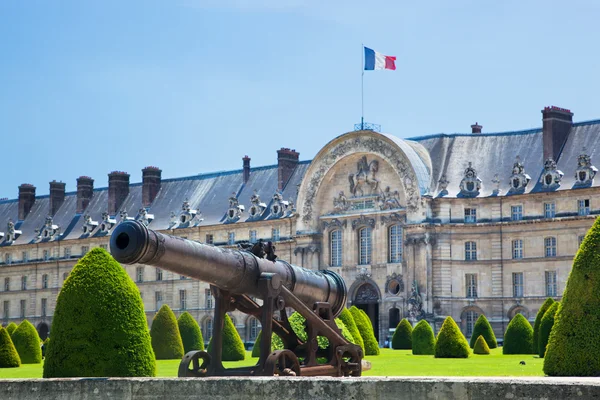 Cañón histórico en el museo Les Invalides — Foto de Stock