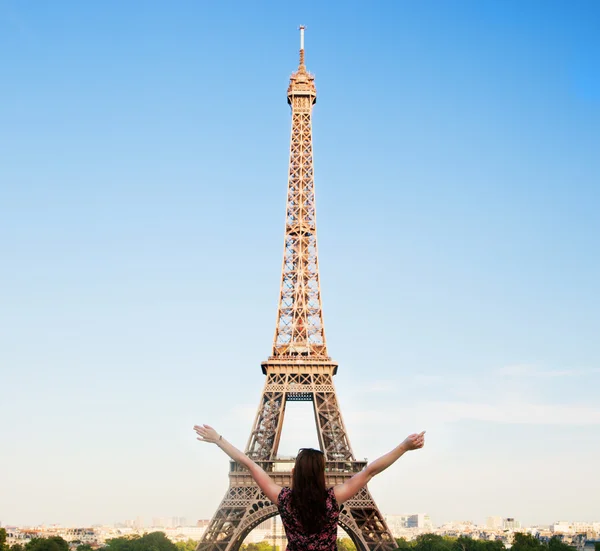 Отпуск в Париже. Счастливая девушка рядом с Эйфелевой башней — стоковое фото