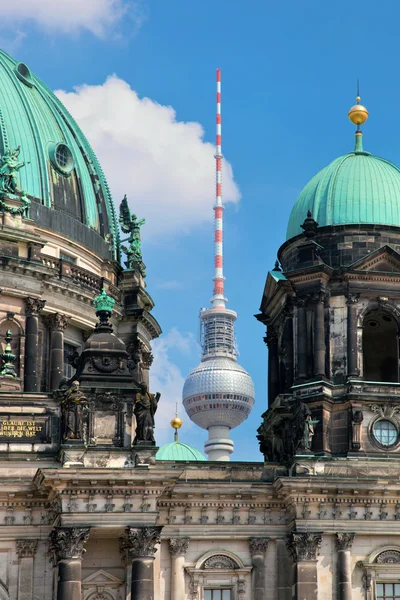 Berlin-katedralen och TV-tornet, berlin, Tyskland. — Stockfoto