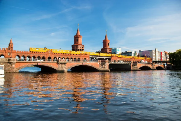 Die Oberbaumbrücke in Berlin — Stockfoto