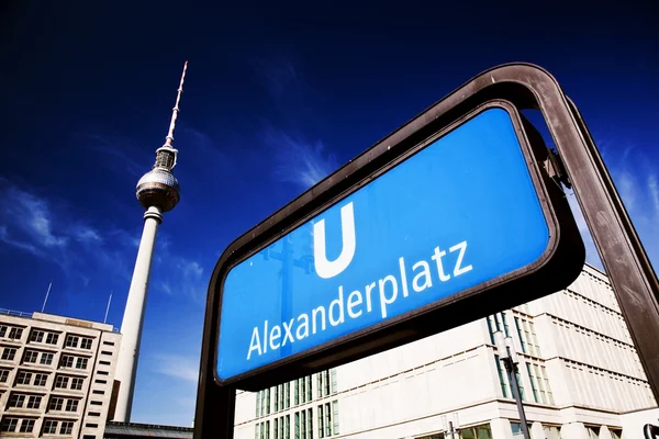 U-bahn Alexanderplatz sinal e torre de televisão. Berlim, Alemanha — Fotografia de Stock