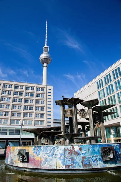 Alexanderplatz, vista para a torre de televisão. Berlim, Alemanha — Fotografia de Stock