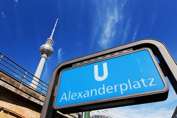 U-Bahn-stationen alexanderplatz tecken och TV-tornet. Berlin, Tyskland — Stockfoto