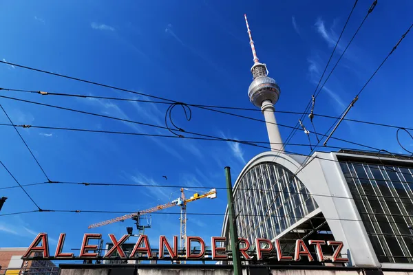 Alexanderplatz teken en televisie toren. Berlin, Duitsland — Stockfoto