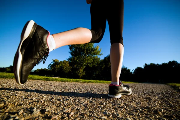 Jovem mulher apta faz corrida, corrida de treinamento — Fotografia de Stock