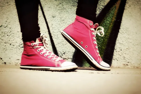 Κοντινό πλάνο ροζ πάνινα παπούτσια που φοριούνται από έναν έφηβο. — Φωτογραφία Αρχείου