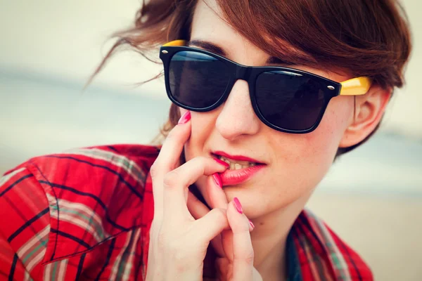 Portret van modieuze jonge vrouw op het strand — Stockfoto