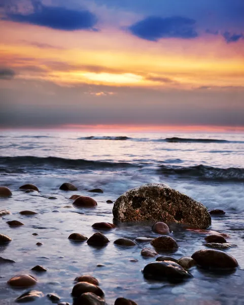 劇的な岩のビーチの日の出。バルト海 — ストック写真