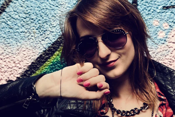 Fashionable girl and colorful graffiti wall — Stock Photo, Image