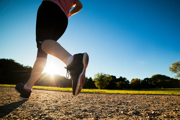 Μικρά ταιριάζει γυναίκα κάνει τρέξιμο, τρέξιμο κατάρτισης — Φωτογραφία Αρχείου