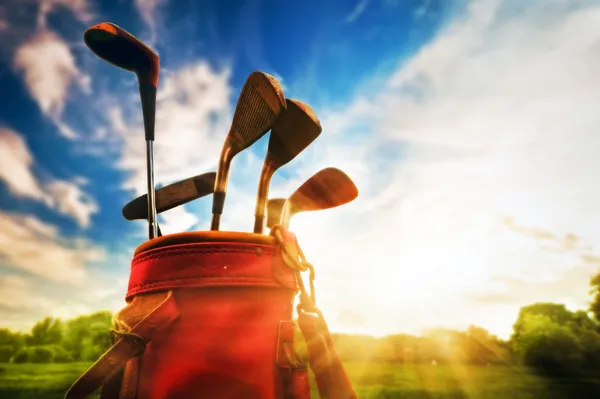 Golfutrustning. professionella golfklubbar i solnedgången — Stockfoto