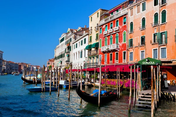 Venedig-Canal Grande und Gondel kleinen Hafen — Stockfoto