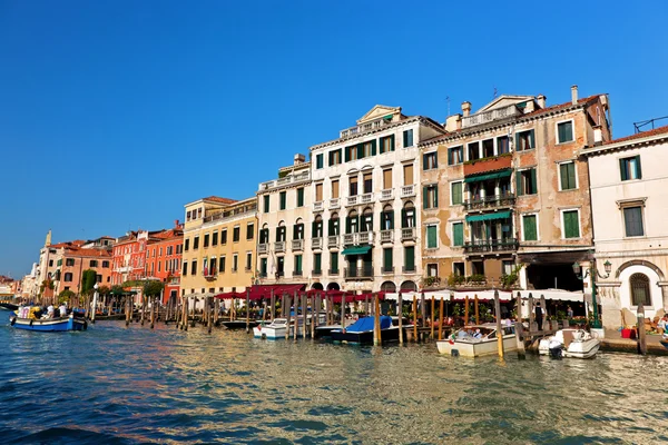 Venecia Gran Canal y góndola pequeño puerto — Foto de Stock