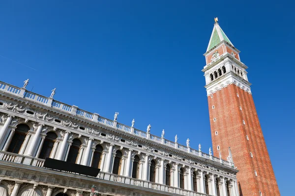St campanile, çan kulesi işaretler. Venedik, İtalya. — Stok fotoğraf