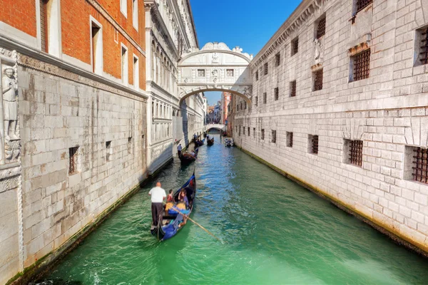 Venetië, Italië. de brug der zuchten en gondel — Stockfoto