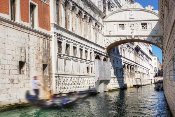 Venice, Italy. The Bridge of Sighs and gondola — Stock Photo, Image