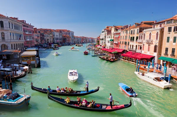 Βενετία, Ιταλία. γόνδολα με τουρίστες που επιπλέει στο μεγάλο κανάλι — Φωτογραφία Αρχείου