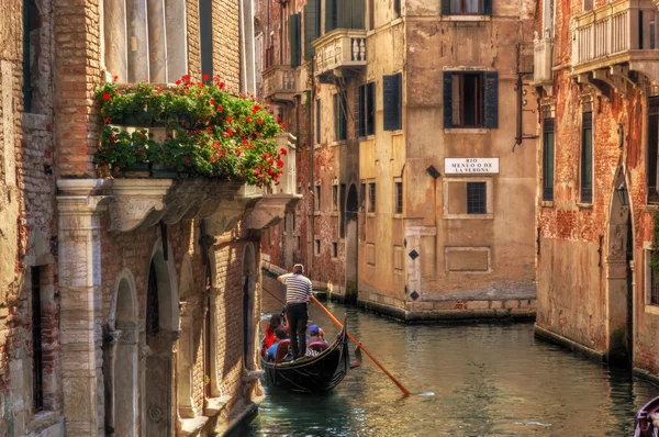 Venecia, Italia. La góndola flota en un canal entre la antigua arquitectura veneciana — Foto de Stock