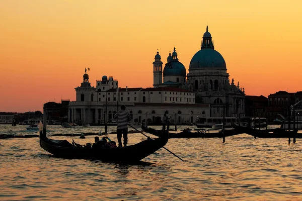 Venetië, Italië. gondel op canal Grande bij zonsondergang — Stockfoto