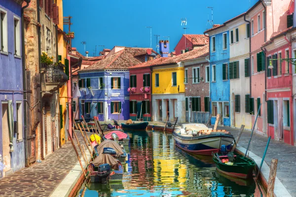 Színes házak és a csatorna a burano szigete, Velence közelében, Olaszország. — Stock Fotó