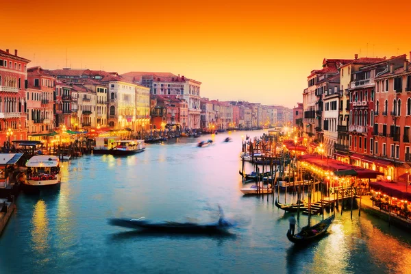 Venise, Italie. Flotteurs de gondole sur le Grand Canal au coucher du soleil — Photo