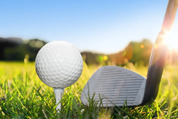 Golf ball op witte tee en golf club voorbereidingen voor schot. — Stockfoto