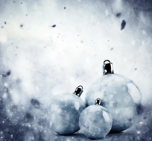 Boules de verre de Noël sur fond vintage hiver — Photo