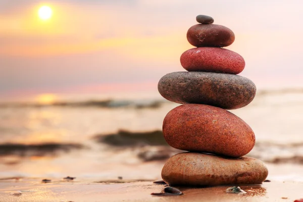 Stenen piramide op zand symboliseert zen, harmonie, balans — Stockfoto