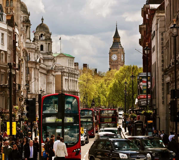 Frekventované ulice Londýna, Anglie, Velká Británie. červené autobusy, big ben — Stock fotografie