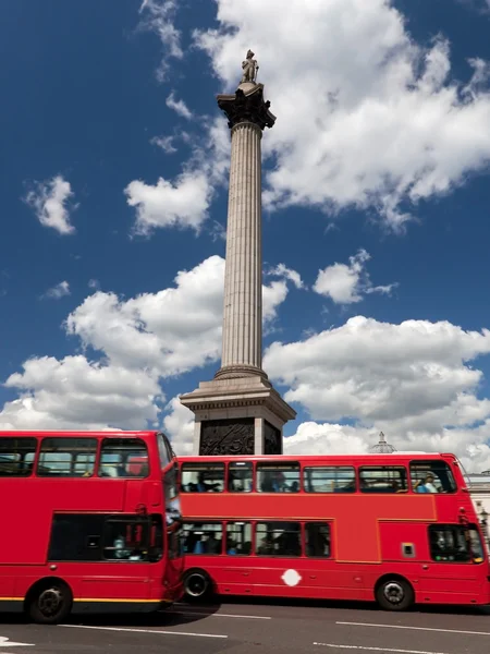 在英国伦敦的特拉法加广场。红色巴士 — 图库照片