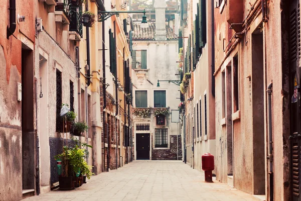 Una calle estrecha y antigua en Venecia, Italia — Foto de Stock