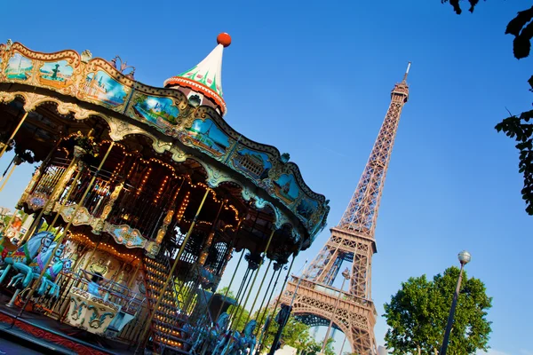 Эйфелева башня и старинная карусель, Париж, Франция — стоковое фото