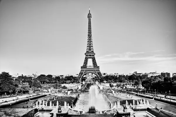 Torre Eiffel y fuente, París, Francia — Foto de Stock