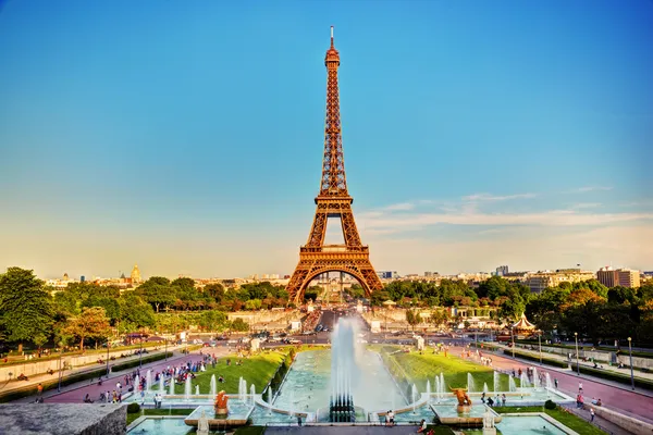 Eiffelturm und Brunnen, Paris, Frankreich — Stockfoto