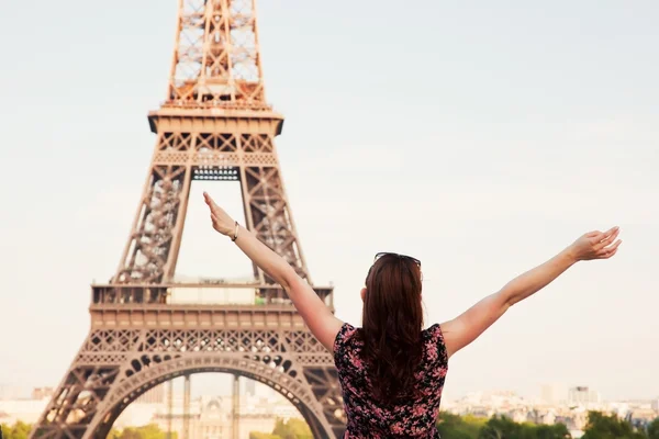 Junge glückliche Frau mit Blick auf den Eiffelturm, Paris, Frankreich — Stockfoto
