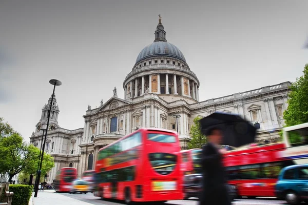 Katedrála svatého Pavla v Londýně, ve Velké Británii. červené autobusy v pohybu — Stock fotografie